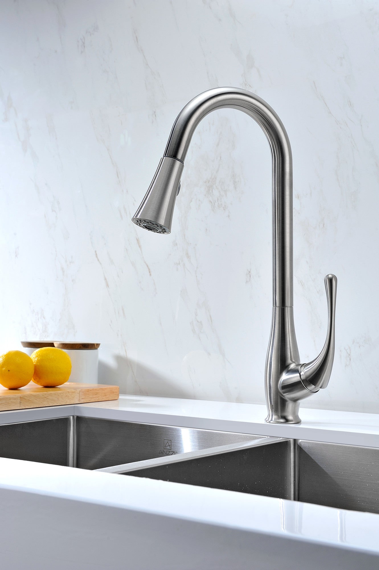 Singer Series Single-Handle Pull-Down Sprayer Kitchen Faucet — thumbnail 3