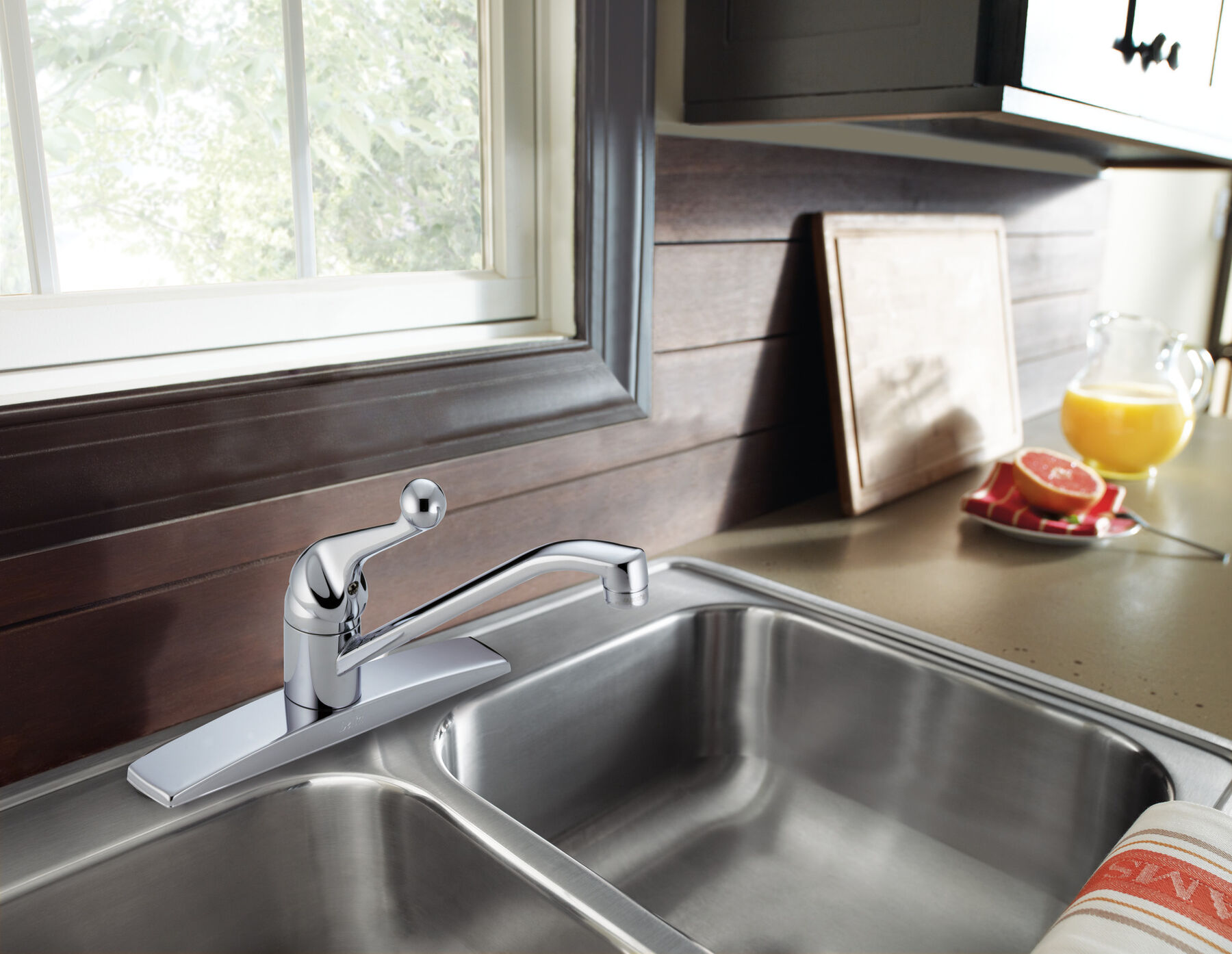 Single Handle Kitchen Faucet in Chrome — thumbnail 2