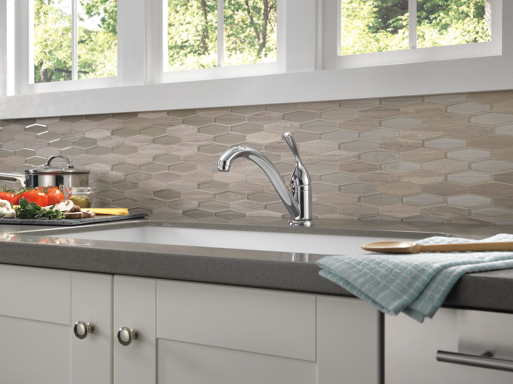 Single Handle Kitchen Faucet in Chrome — thumbnail 2