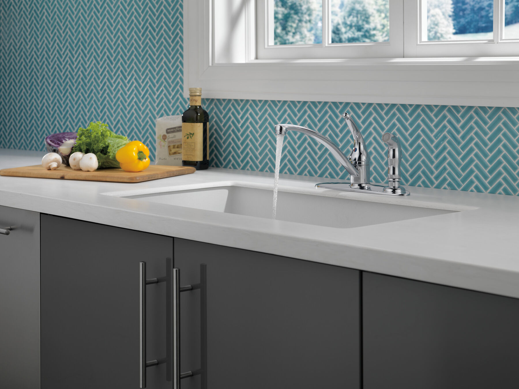 Single Handle Kitchen Faucet with Spray in Chrome 10902LF — thumbnail 3