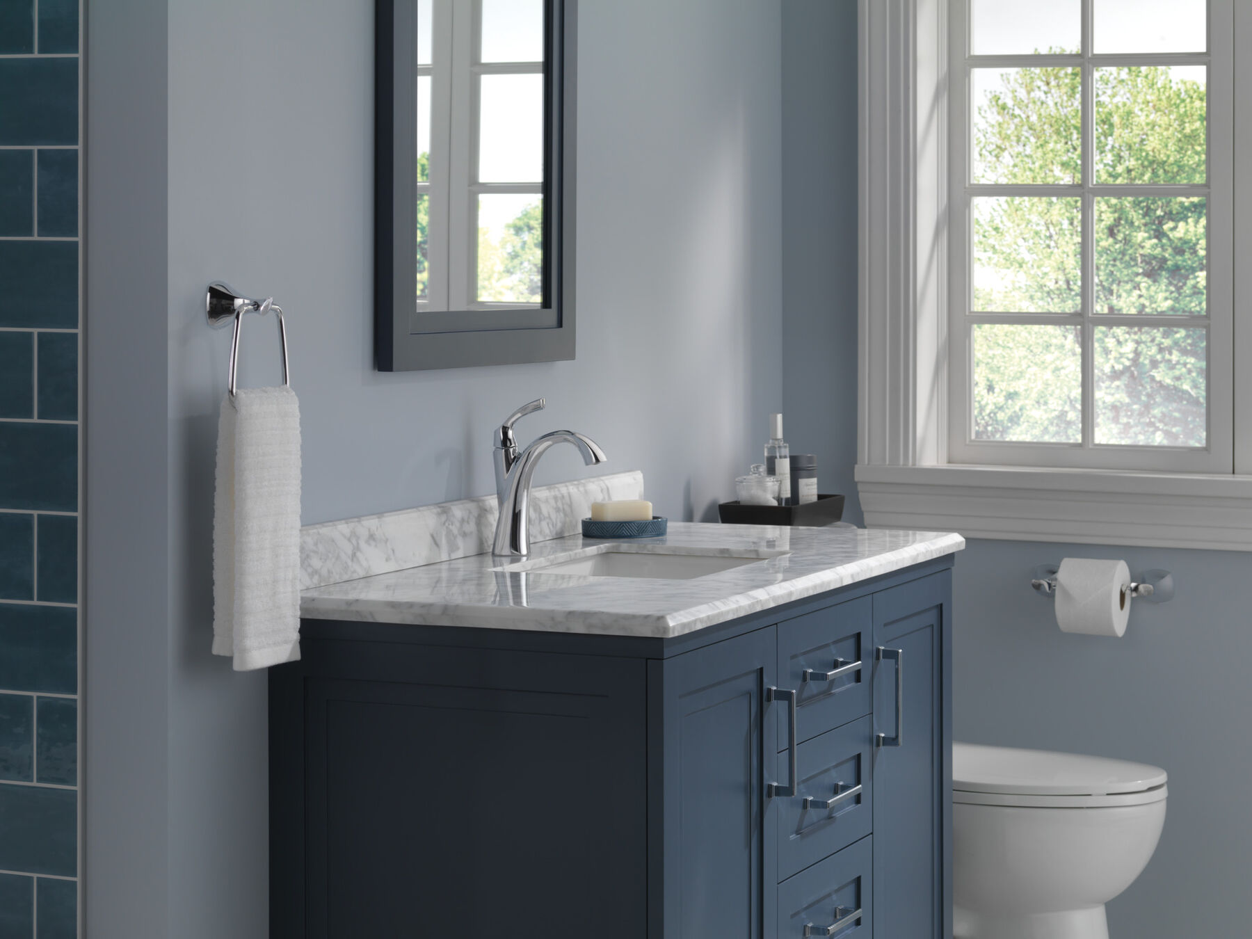 Single Handle Centerset Bathroom Faucet in Chrome 15748LF — image 1