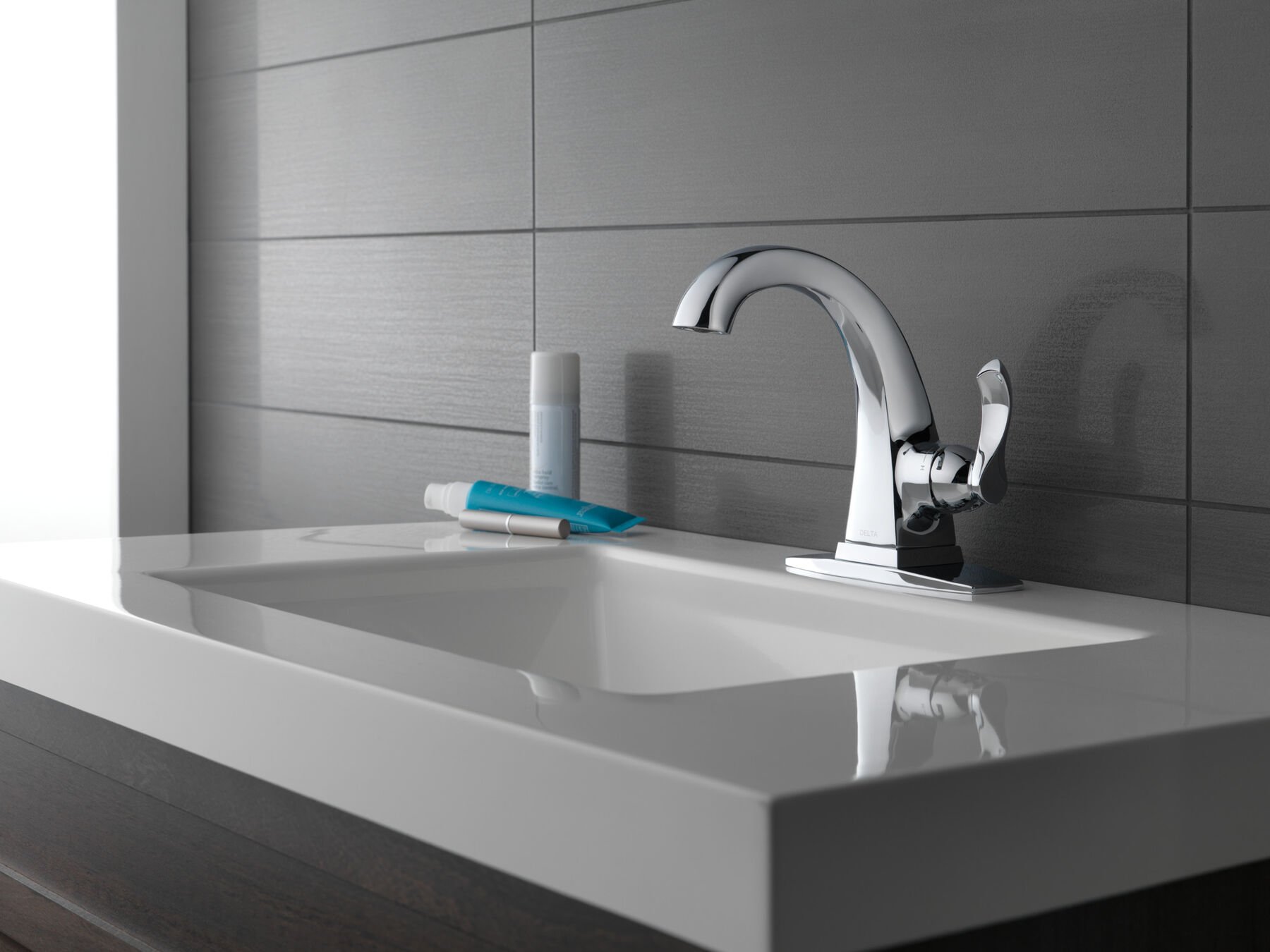 Single Handle Bathroom Faucet in Chrome 15841LF — thumbnail 2