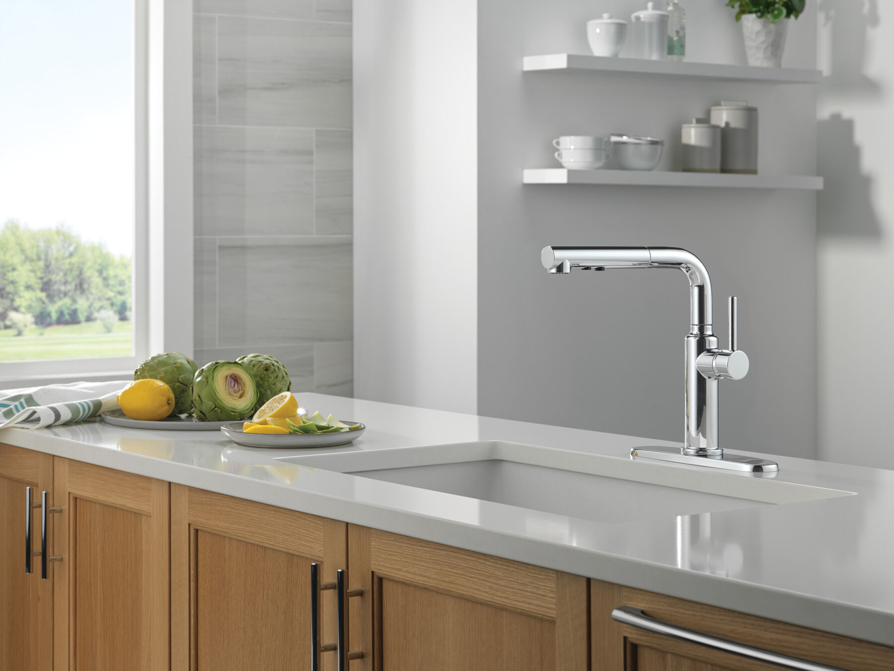 Single Handle Pull-Out Kitchen Faucet in Chrome — thumbnail 3