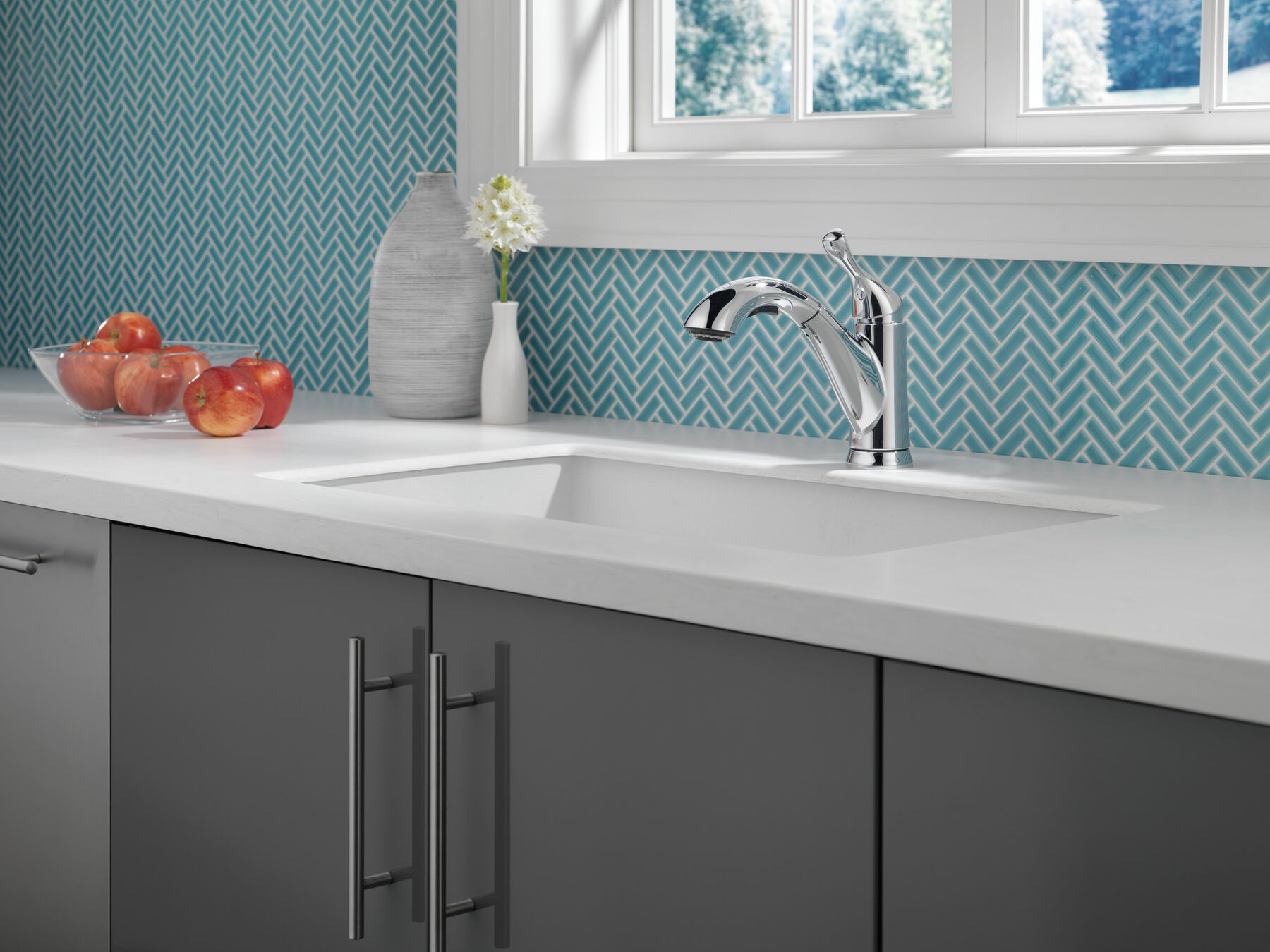 Single Handle Pull-Out Kitchen Faucet in Chrome — thumbnail 2