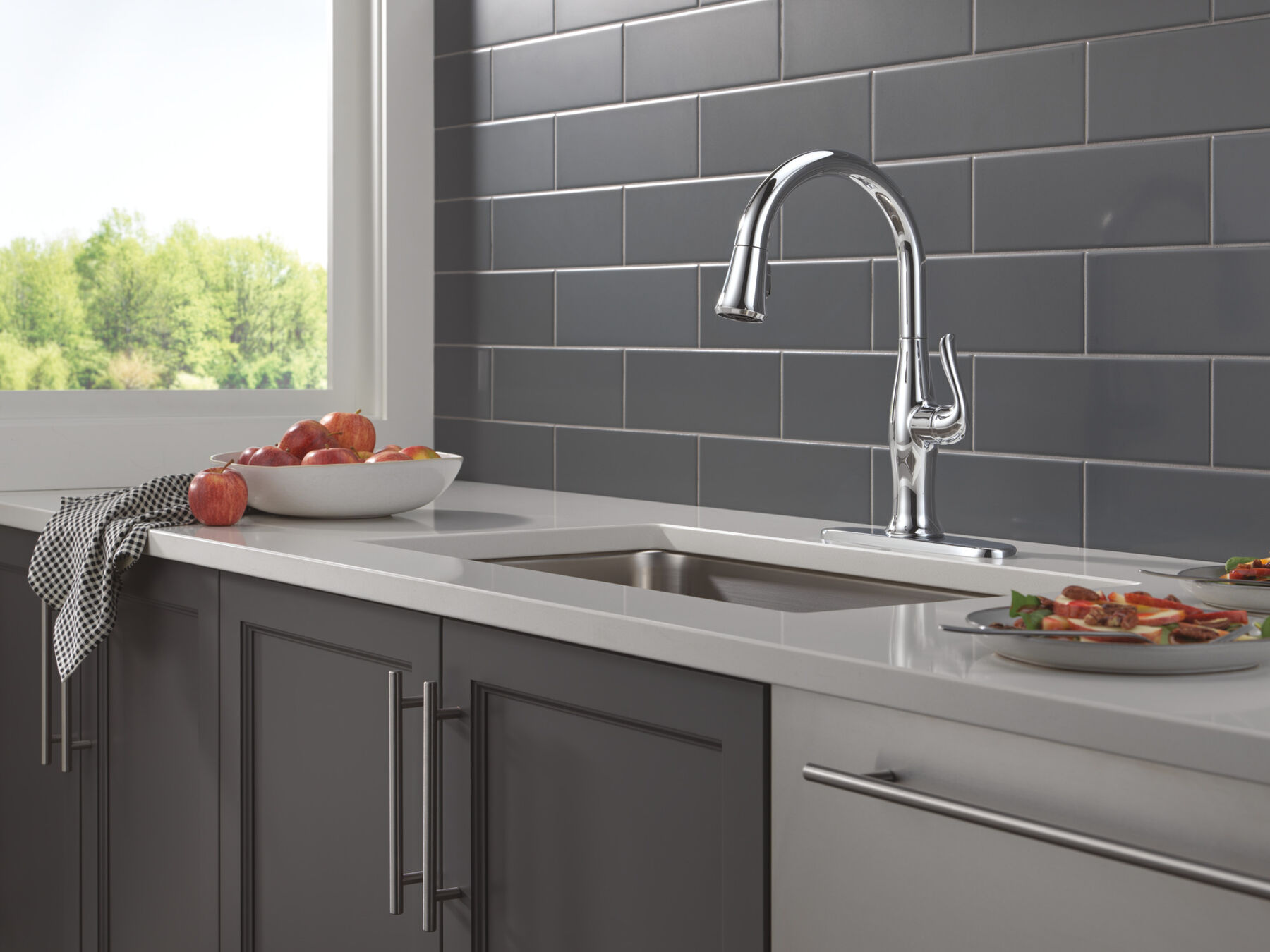 Single Handle Pull-Down Kitchen Faucet in Chrome 19729LF — thumbnail 3