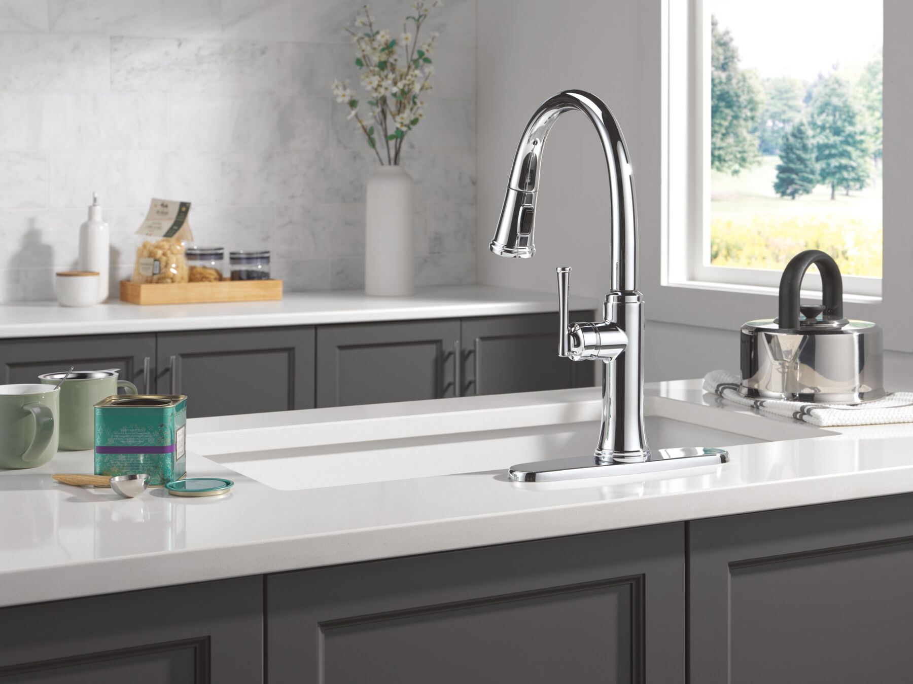 Single Handle Pull-Down Kitchen Faucet in Chrome — thumbnail 3