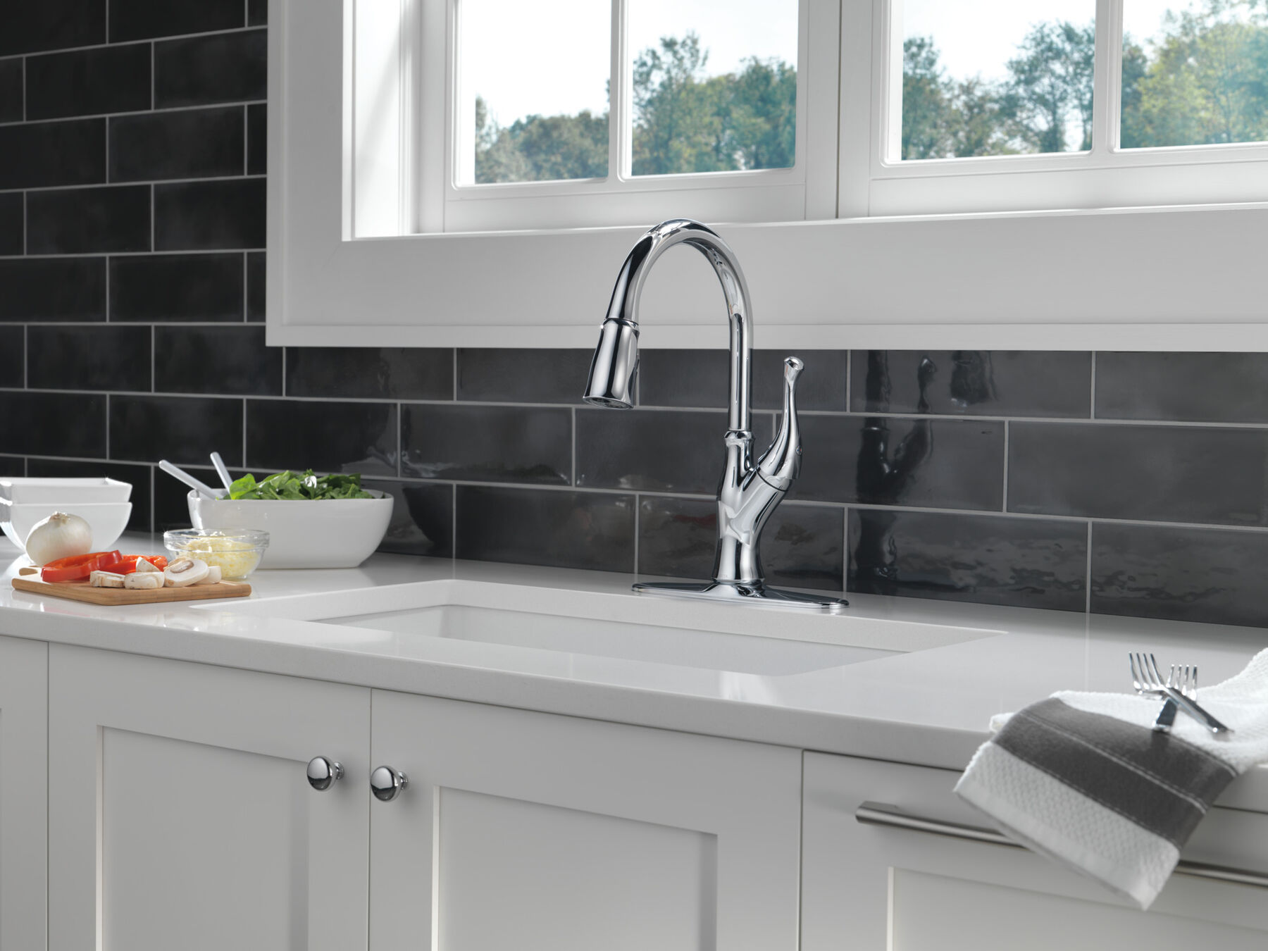 Single-Handle Pull-Down Kitchen Faucet in Chrome — thumbnail 3