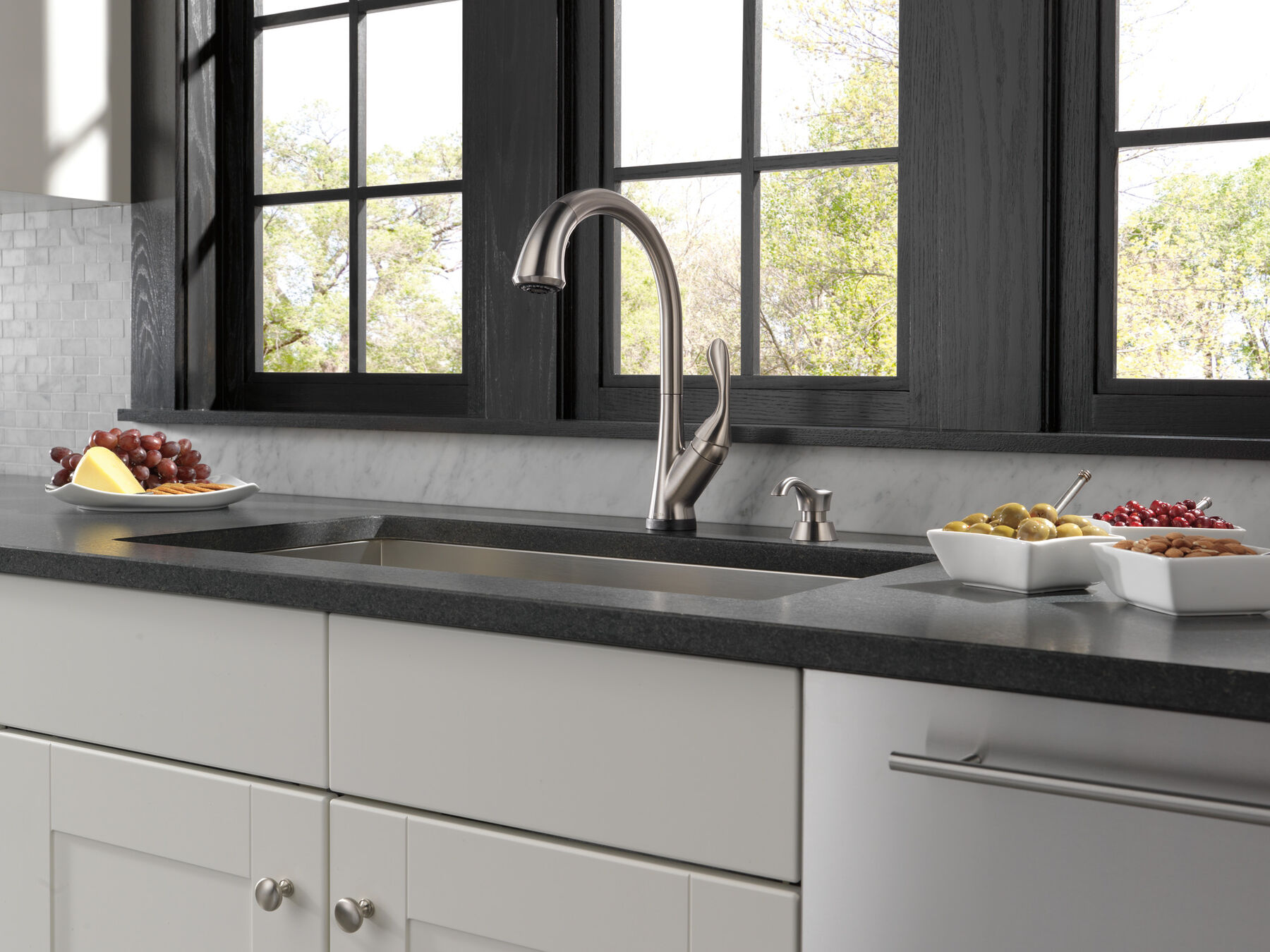 Single Handle Pull-Down Kitchen Faucet with Touch2O® Technology and ShieldSpray® Technologies in Stainless — thumbnail 2
