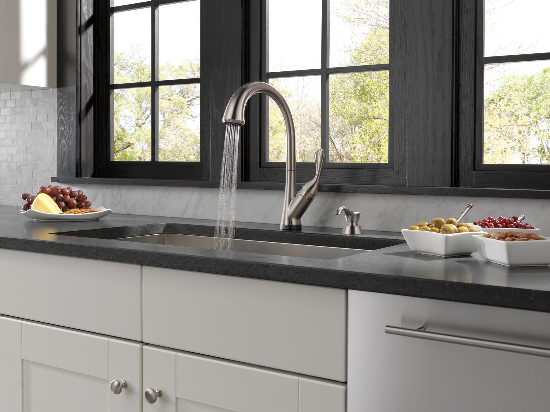 Single Handle Pull-Down Kitchen Faucet with Touch2O® Technology and ShieldSpray® Technologies in Stainless — thumbnail 3