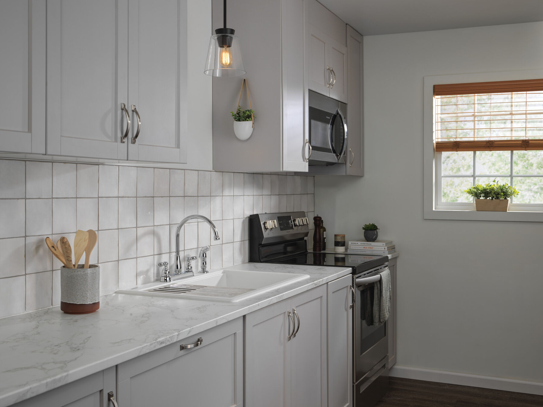 Two Handle Kitchen Faucet with Spray in Chrome 21988LF — thumbnail 2