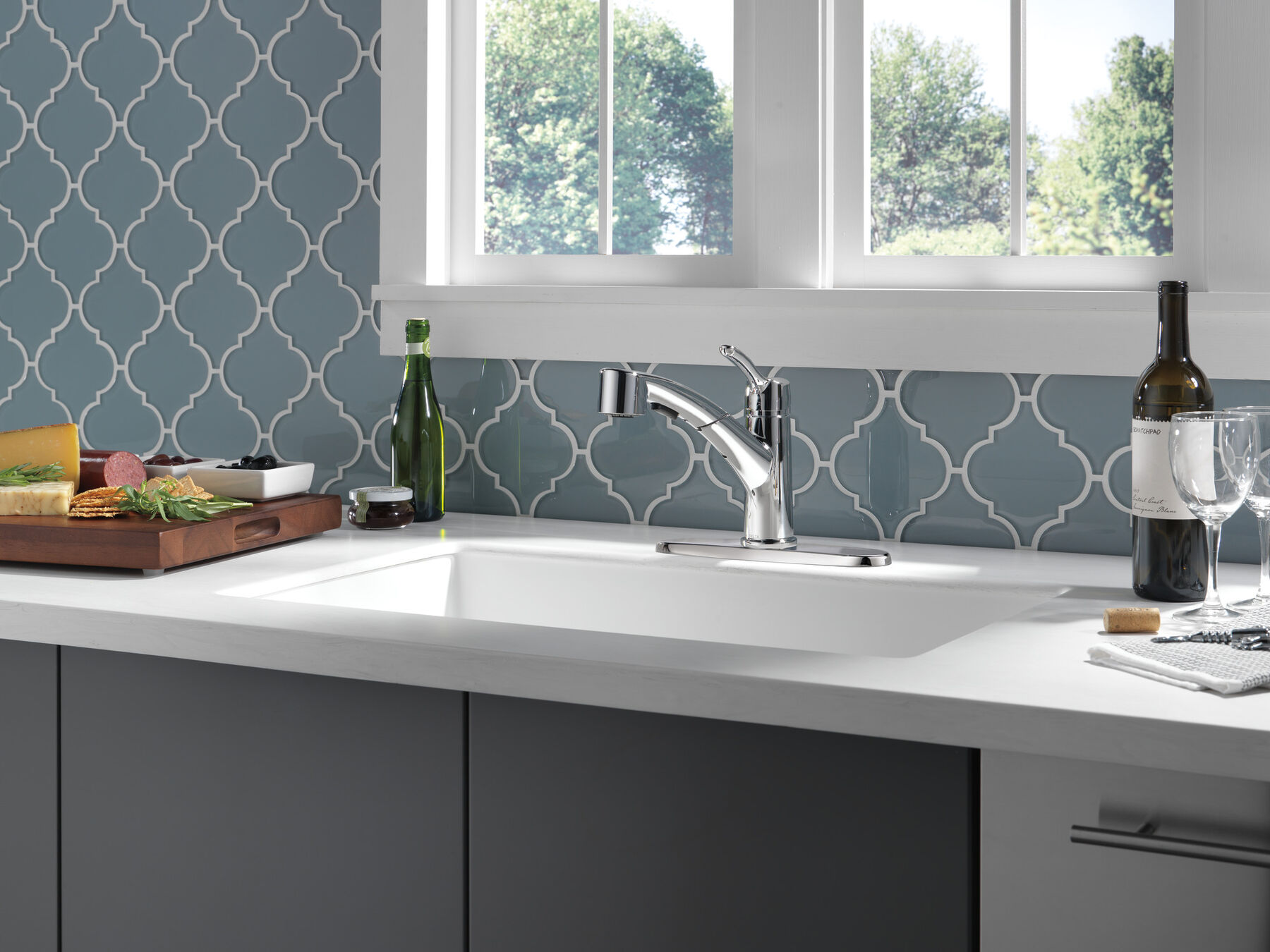 Single Handle Pull-Out Kitchen Faucet in Chrome — thumbnail 2