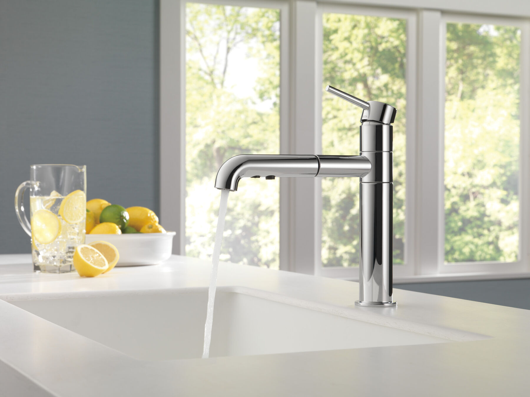 Single Handle Pull-Out Kitchen Faucet in Chrome — thumbnail 3