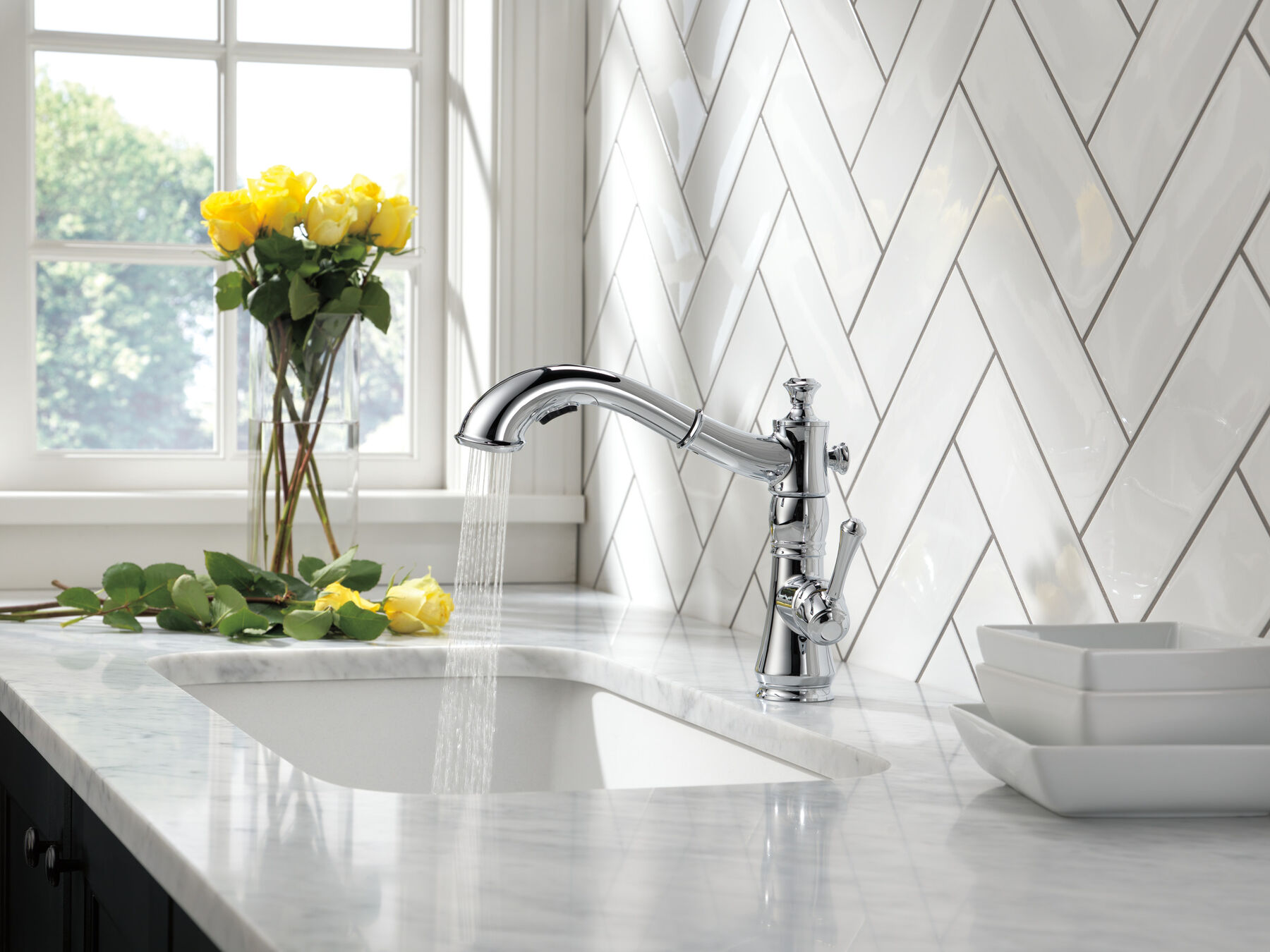 Single Handle Pull-Out Kitchen Faucet in Chrome — thumbnail 3