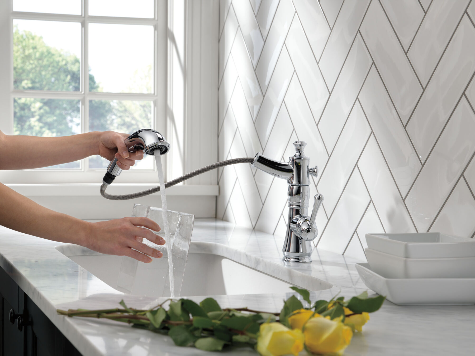 Single Handle Pull-Out Kitchen Faucet in Chrome — thumbnail 2