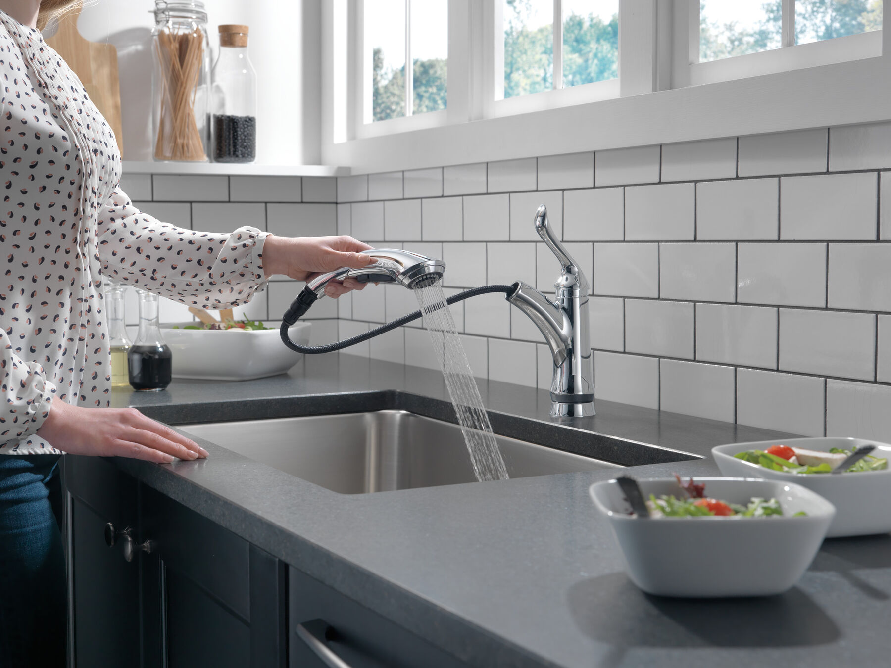 Single Handle Pull-Out Kitchen Faucet in Chrome — thumbnail 3