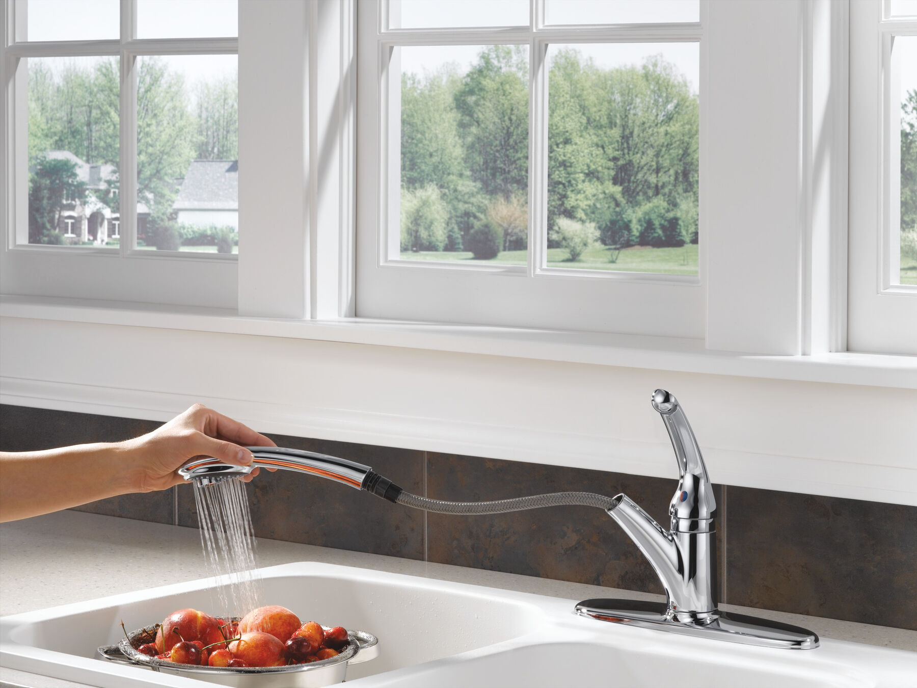Single Handle Pull-Out Kitchen Faucet in Chrome — thumbnail 3