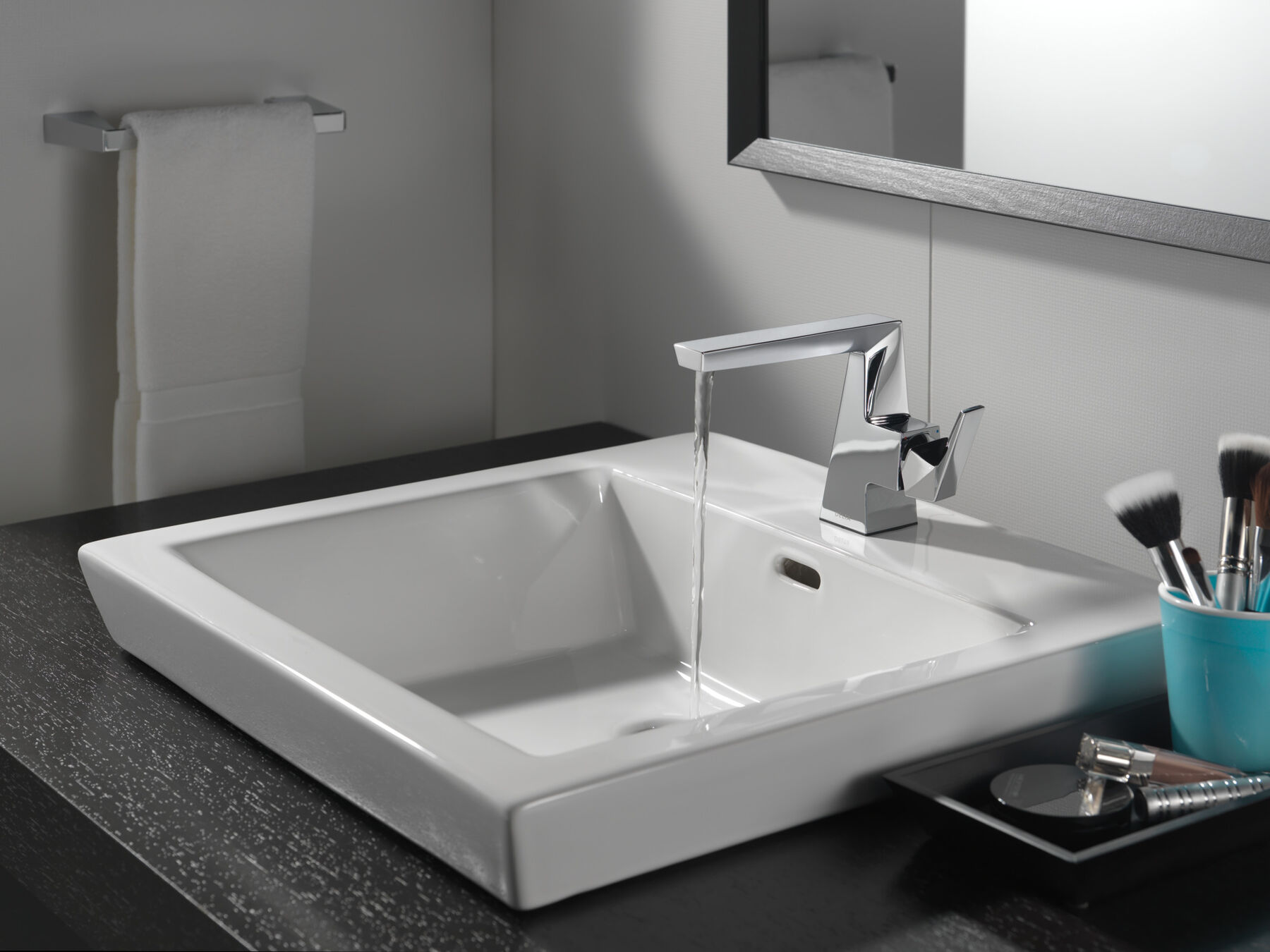 Single Handle Bathroom Faucet in Chrome — thumbnail 3