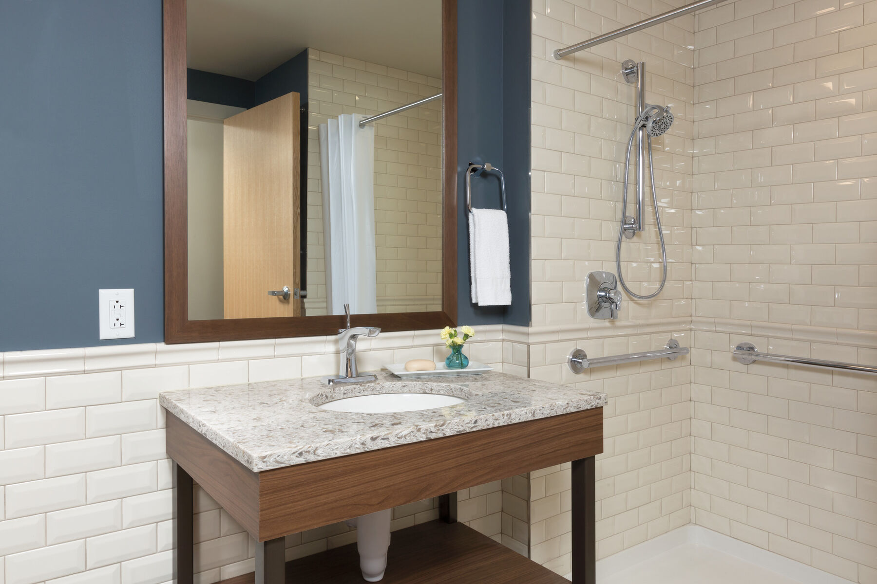 Single Handle Bathroom Faucet - Metal Pop-Up in Chrome — thumbnail 3