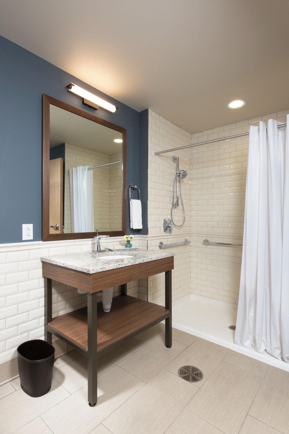 Single Handle Bathroom Faucet - Metal Pop-Up in Chrome — thumbnail 2