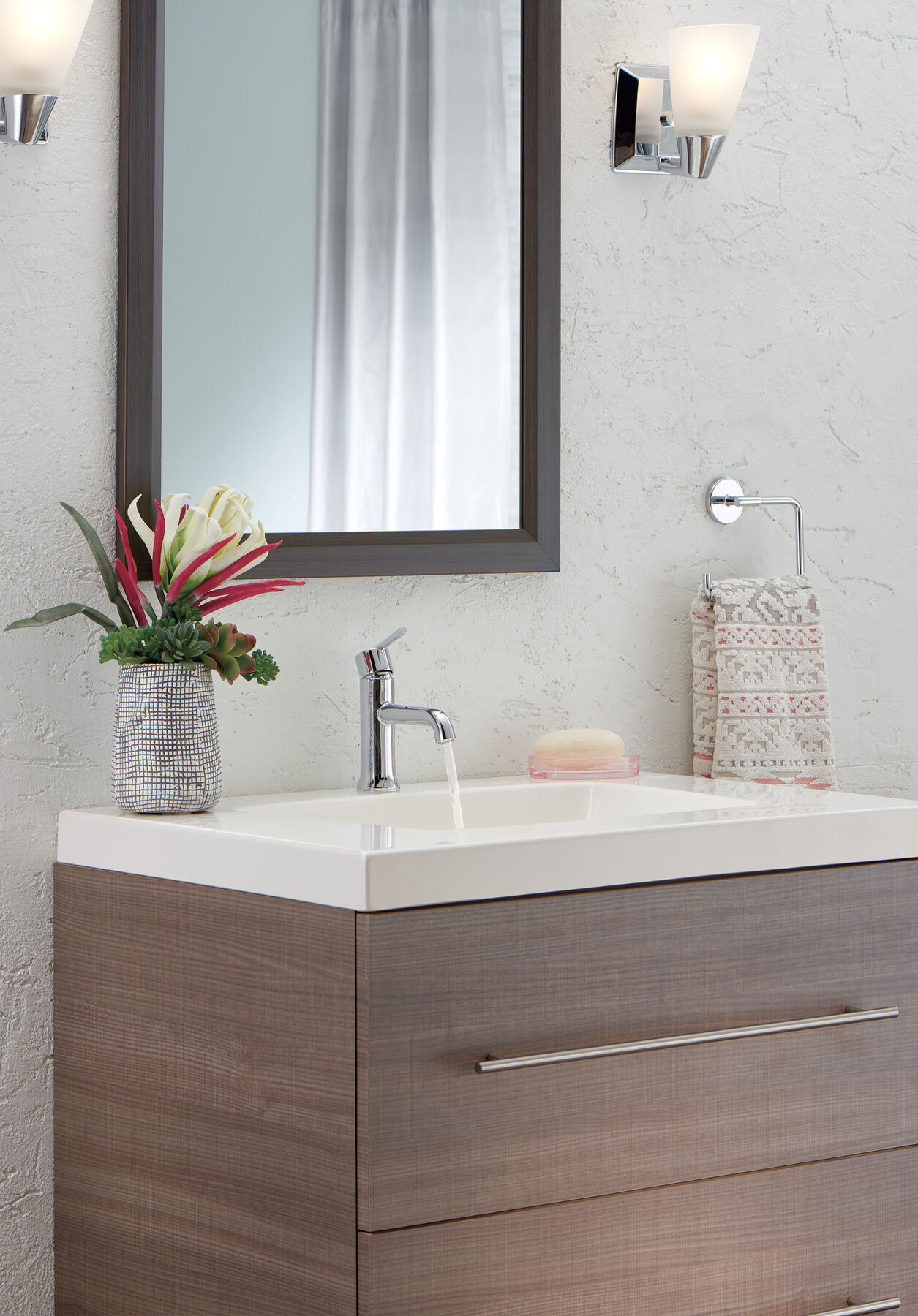 Single Handle Bathroom Faucet in Chrome — thumbnail 3