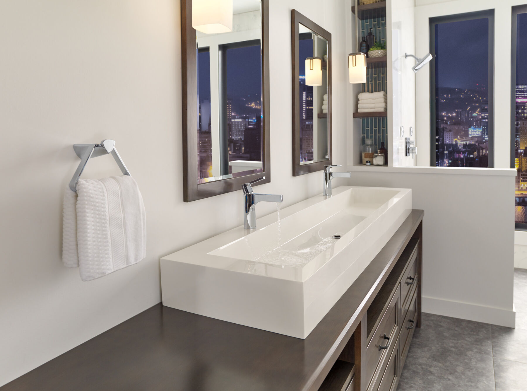 Single Handle Bathroom Faucet in Chrome — thumbnail 2