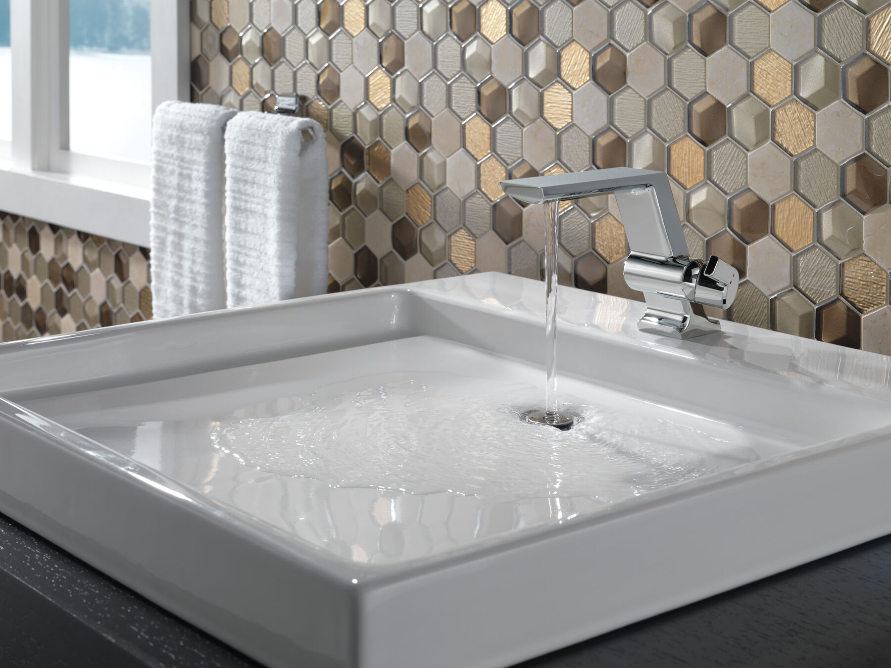 Single Handle Bathroom Faucet in Chrome — thumbnail 2