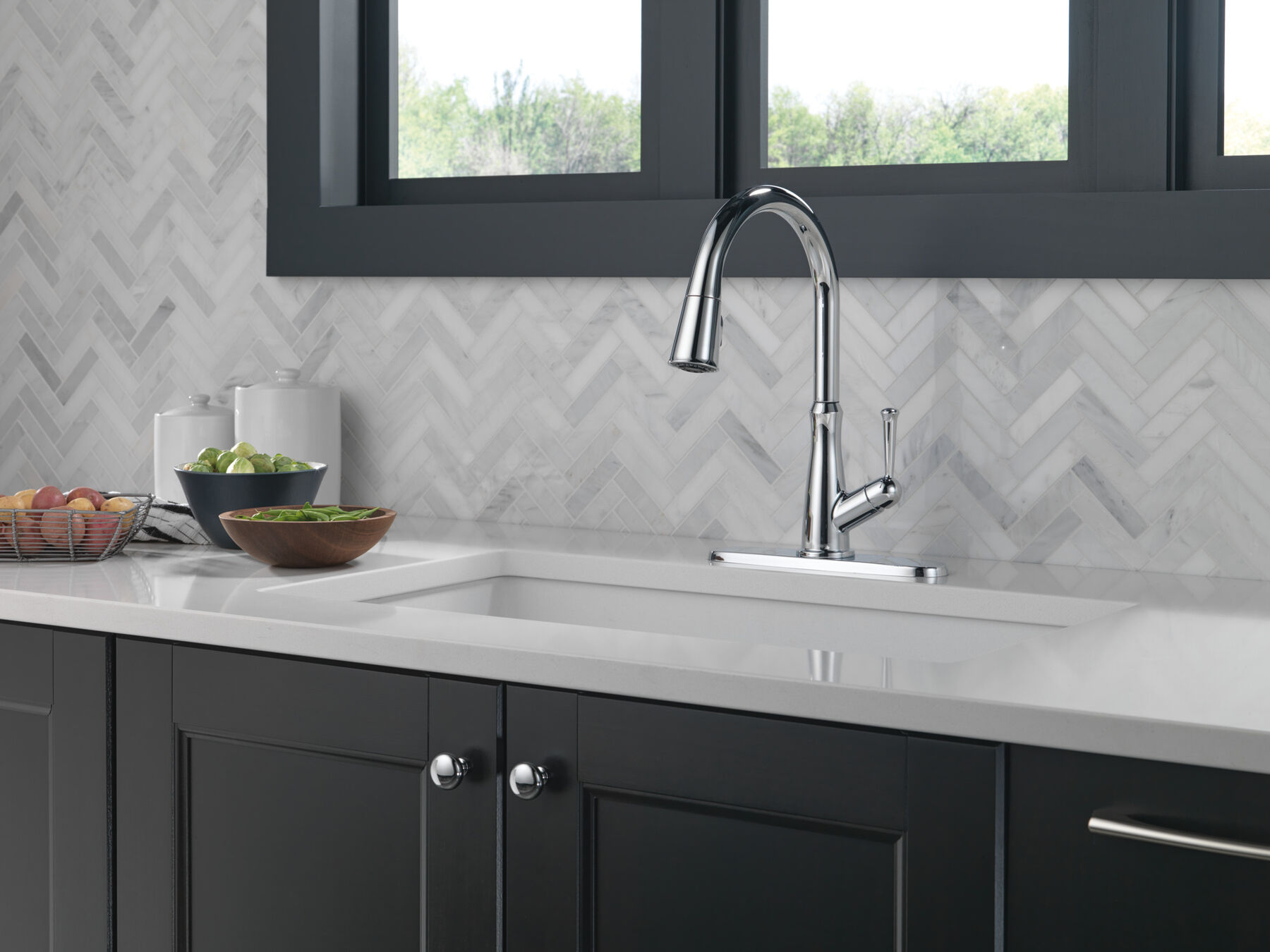 Single Handle Pull-Down Kitchen Faucet in Chrome — thumbnail 3