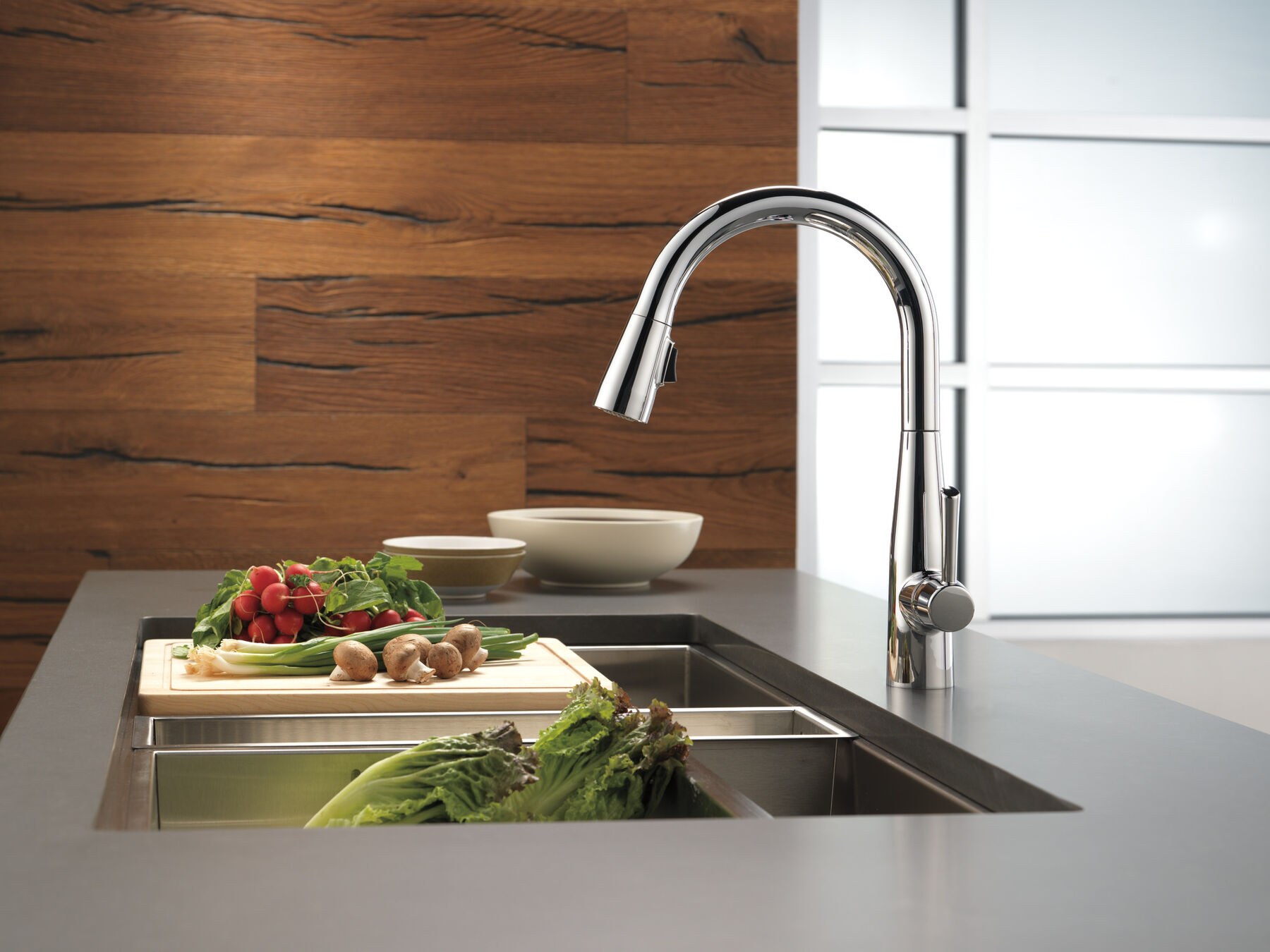Single Handle Pull-Down Kitchen Faucet in Chrome — thumbnail 2