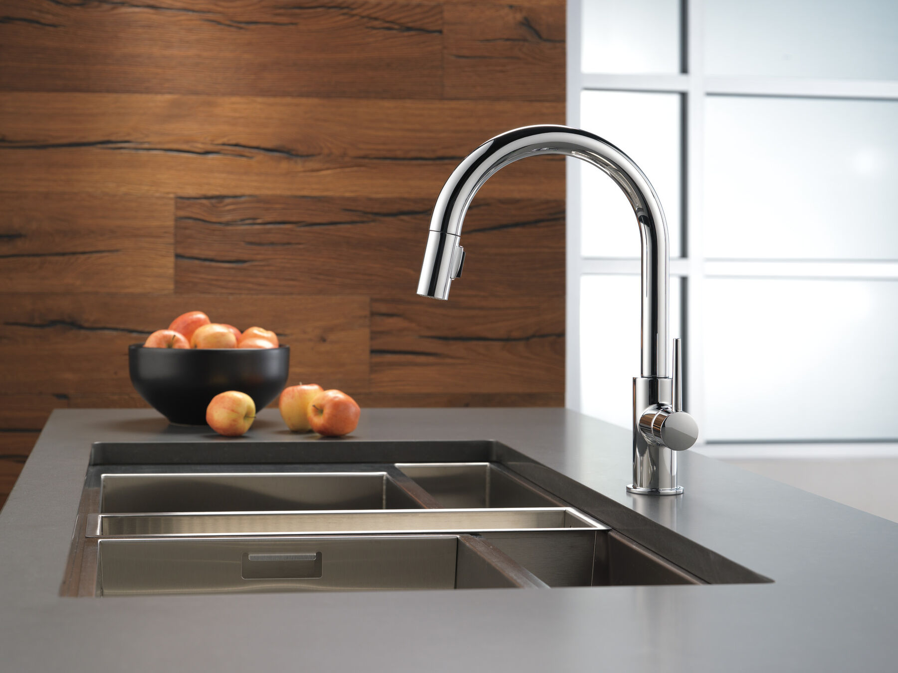 Single Handle Pull-Down Kitchen Faucet in Chrome — thumbnail 2