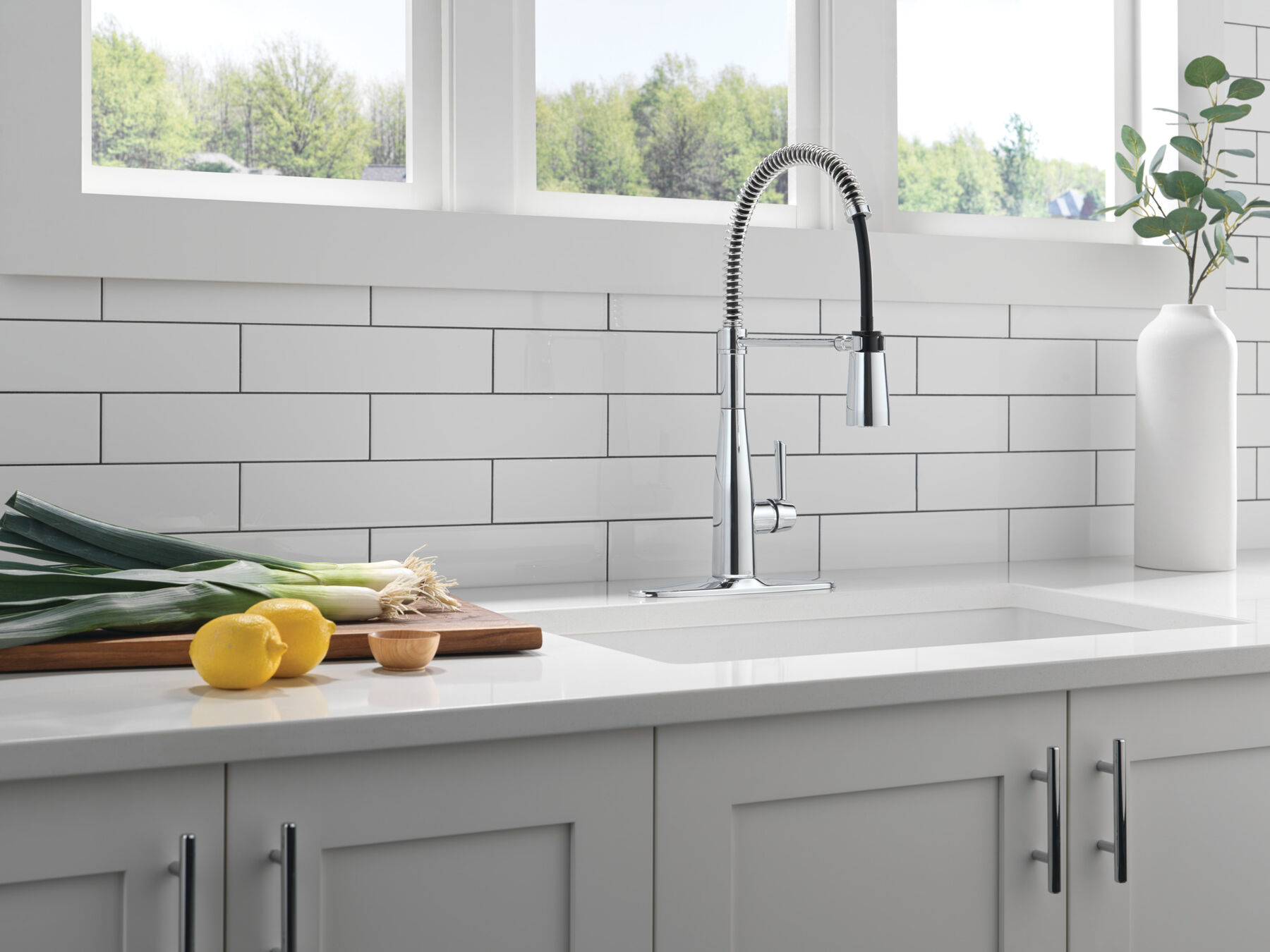 Single-Handle Pull-Down Spring Kitchen Faucet in Chrome — thumbnail 3