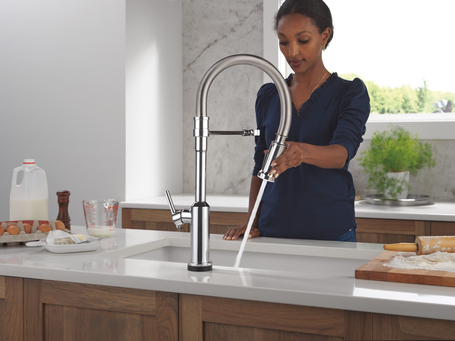 Touch2O® Technology Kitchen Faucet with Touchless Technology in Lumicoat® Chrome — thumbnail 3