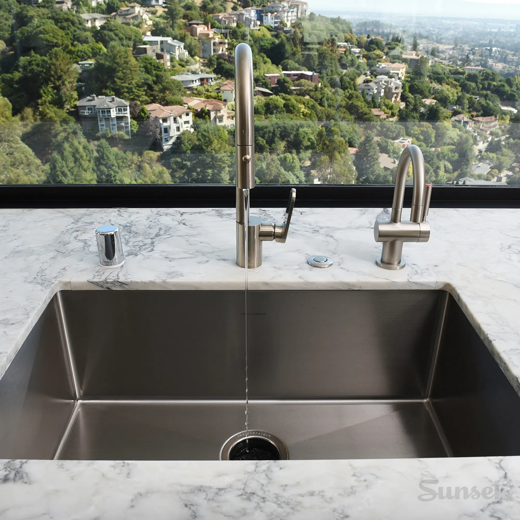 Fresno® Single Handle Kitchen Faucet with Lever Handle — thumbnail 3