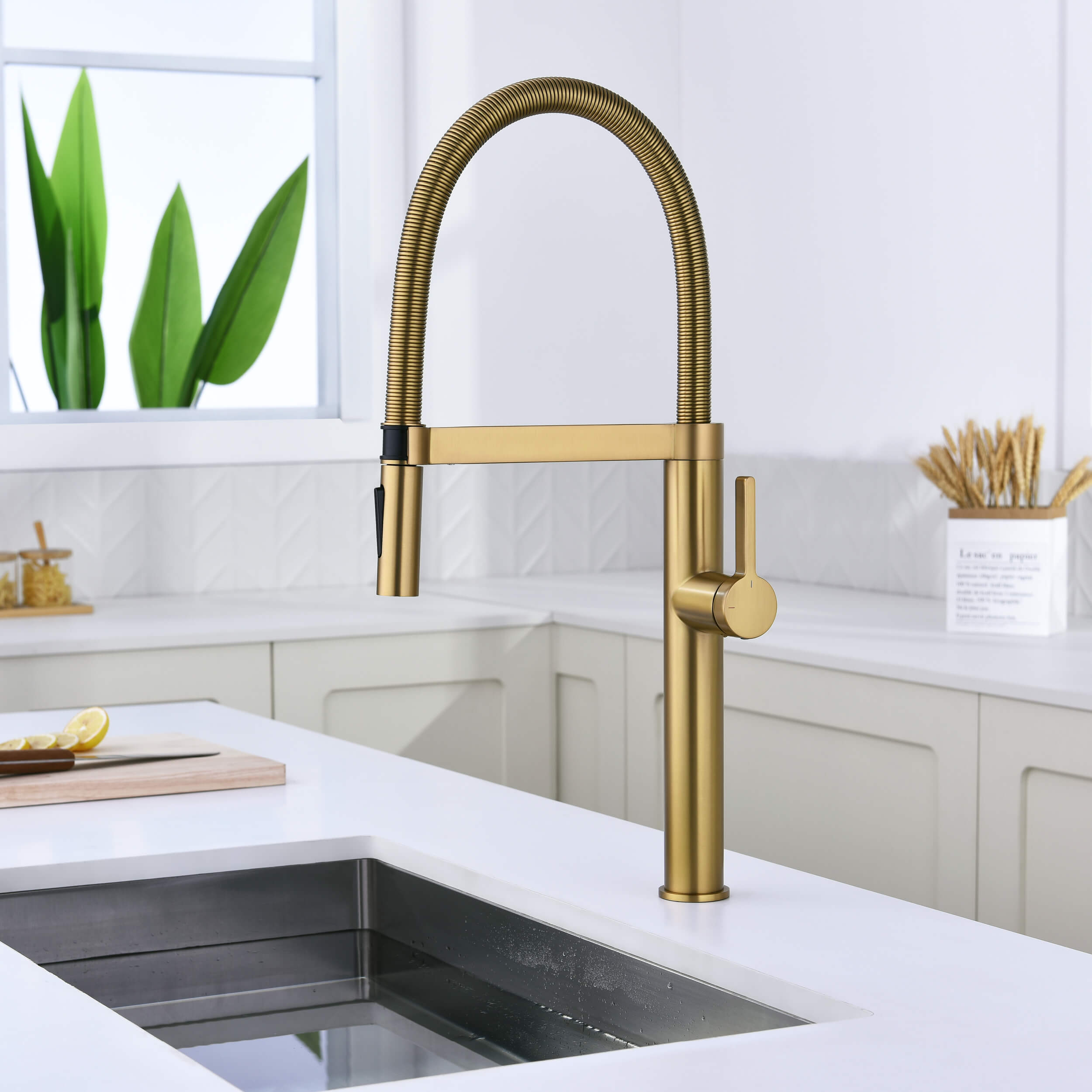 Novo Pro-style Single Handle Pull Down Kitchen Faucet - KKF2021 — thumbnail 2