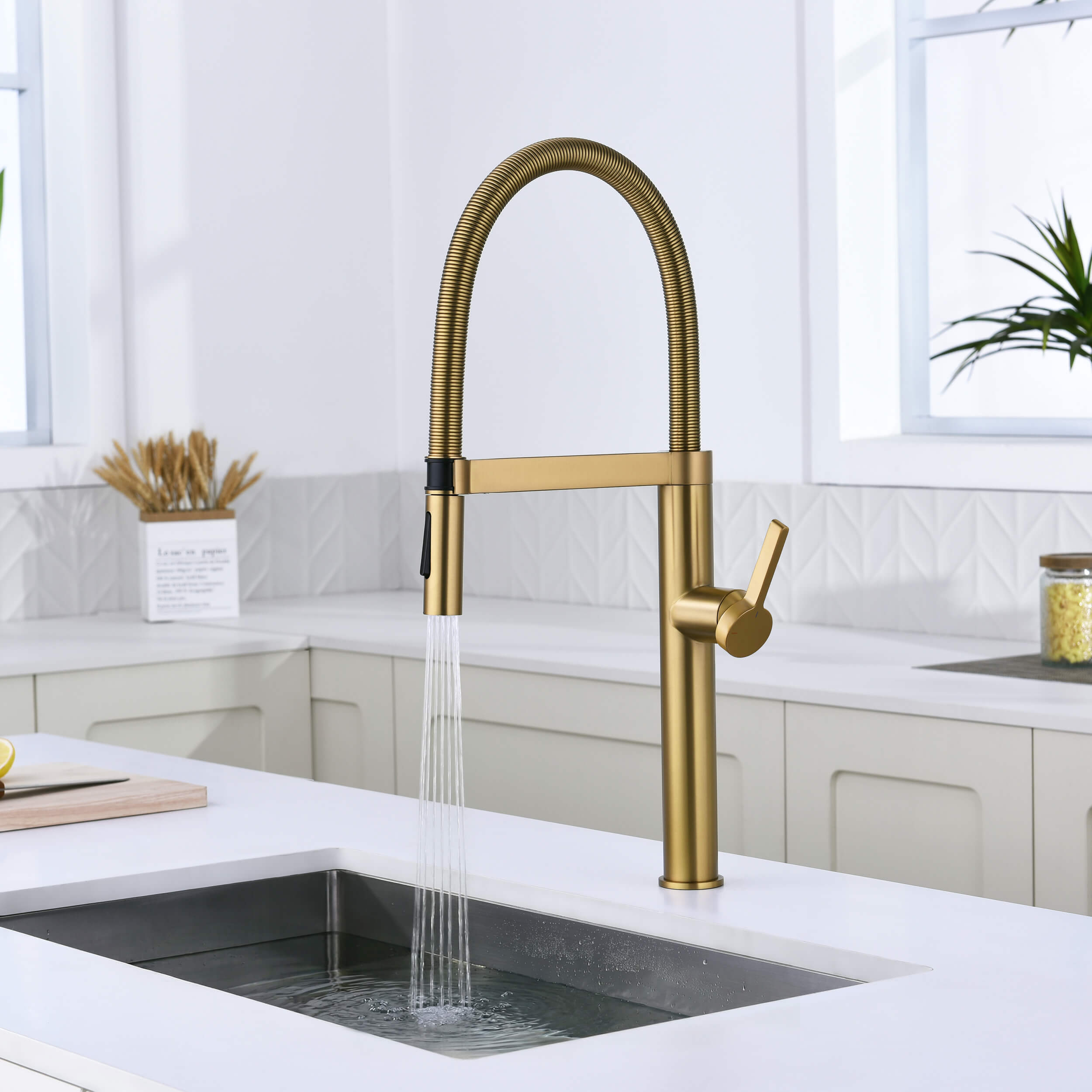 Novo Pro-style Single Handle Pull Down Kitchen Faucet - KKF2021 — thumbnail 3
