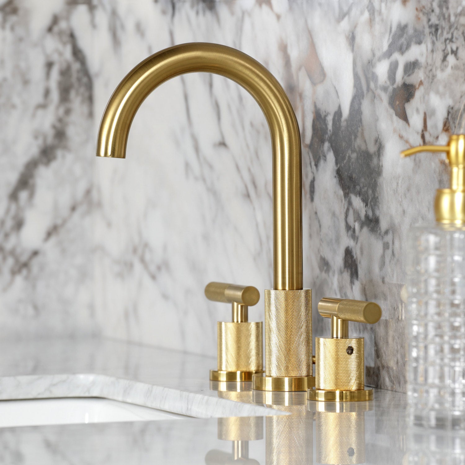 Kingston Sona FSC8923KNL - Convergent Two-Handle 3-Hole Deck Mount Widespread Bathroom Faucet with Knurled Handle and Brass Pop-Up, Brushed Brass — thumbnail 2