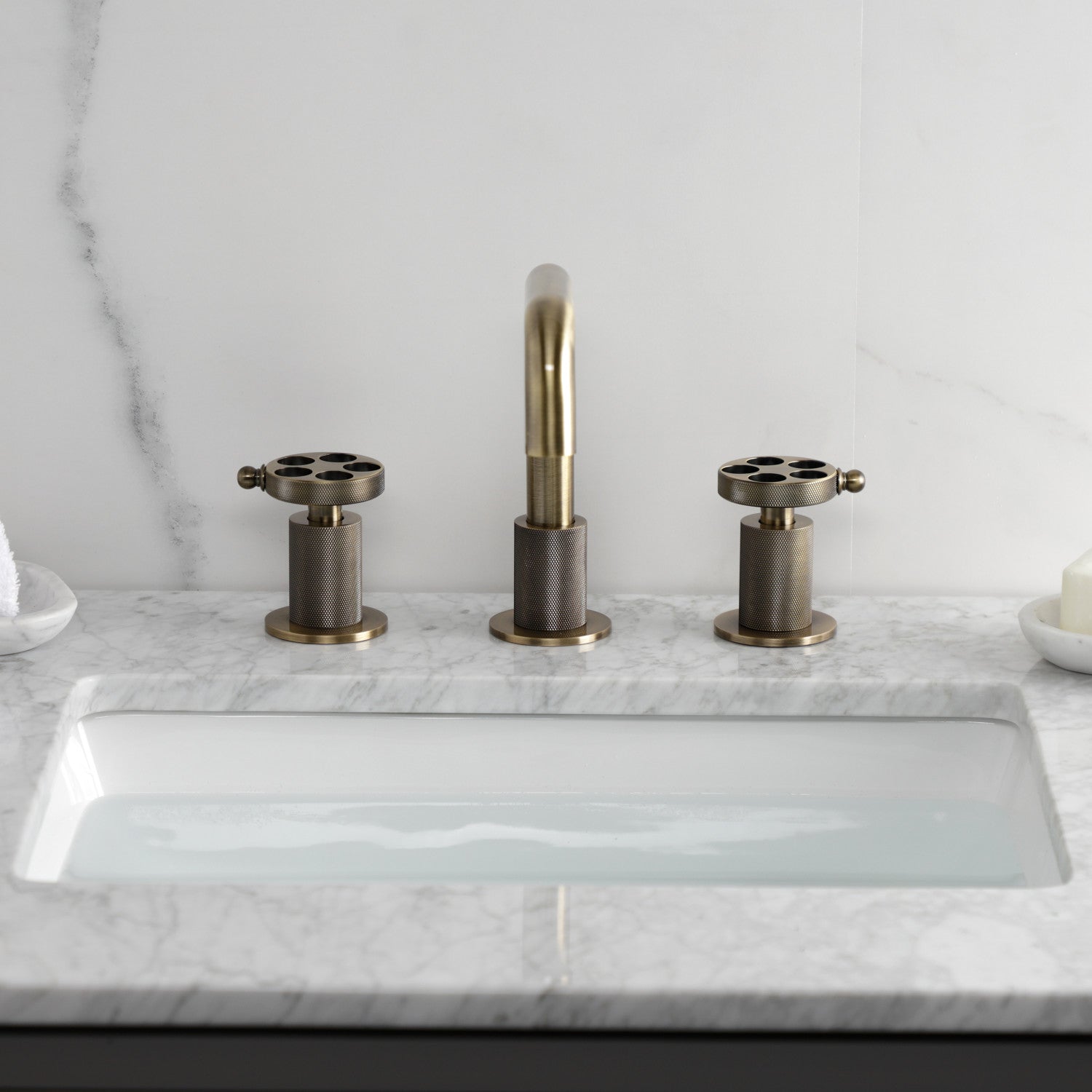 Kingston Sona KS1413RKZ - Wendell Two-Handle 3-Hole Deck Mount Widespread Bathroom Faucet with Knurled Handle and Push Pop-Up Drain, Antique Brass — thumbnail 3