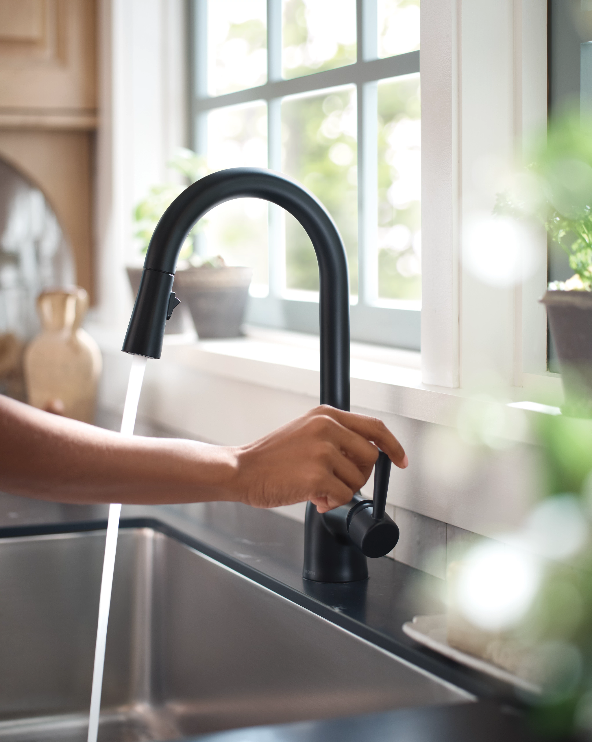 Adler MotionSense Wave One-Handle Pulldown Touchless Kitchen Faucet — thumbnail 2