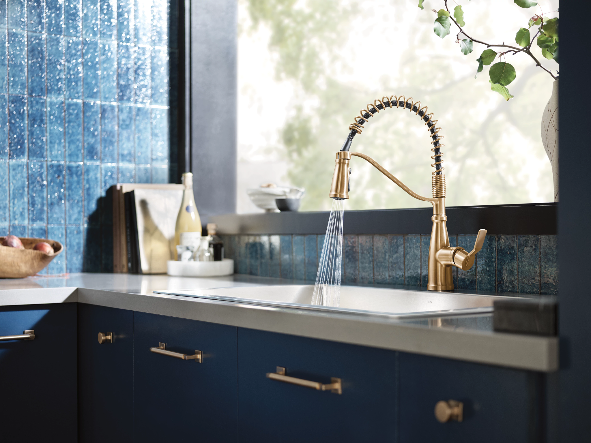 Nolia One-Handle Pre-Rinse Spring Pulldown Kitchen Faucet — thumbnail 2