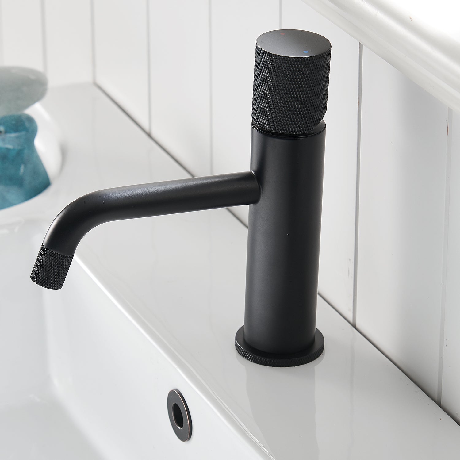 Single Hole Single-Handle Bathroom Faucet In Matte Black/ White — thumbnail 2