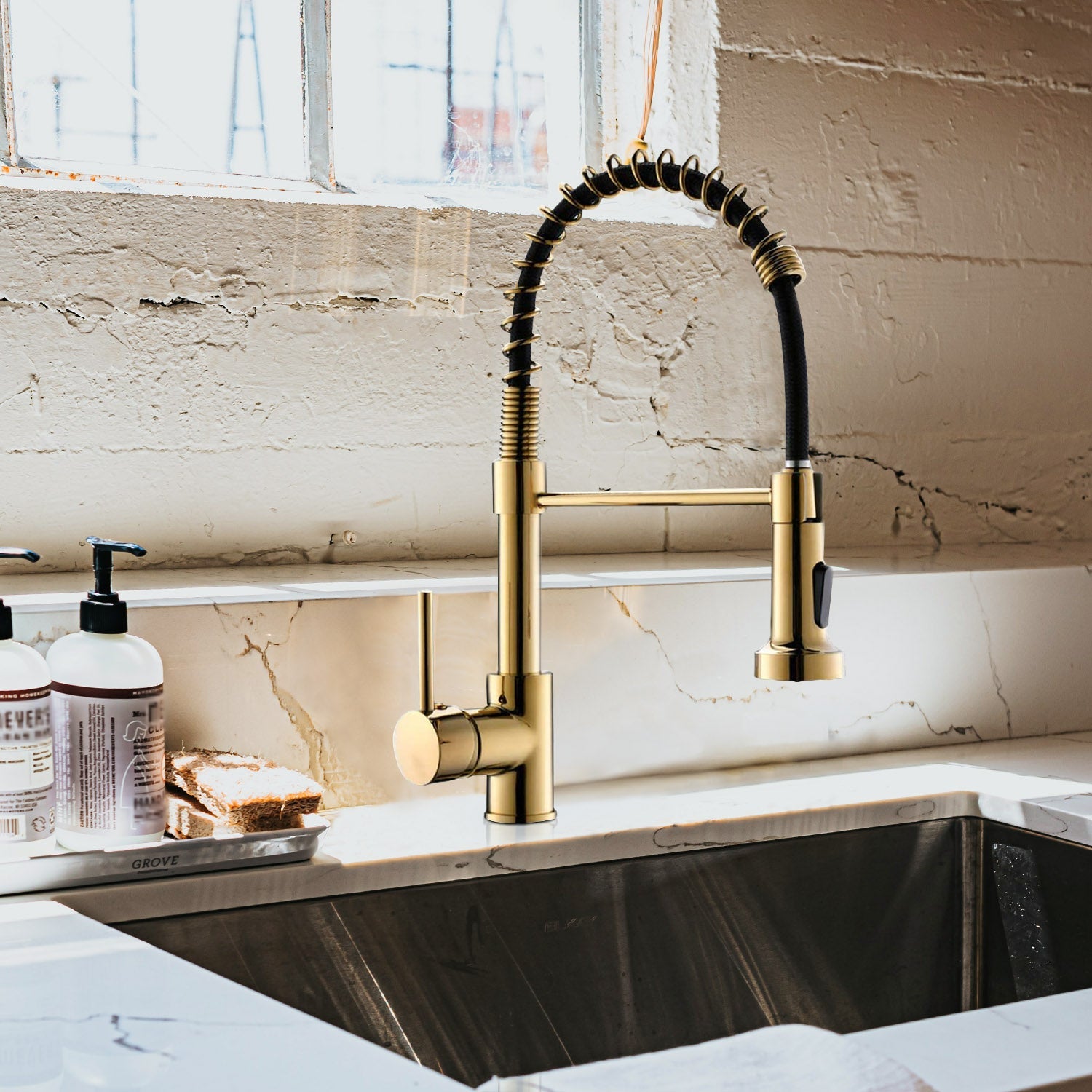 Single Handle Pull Down Sprayer Kitchen Faucet with 360° Rotation — thumbnail 2