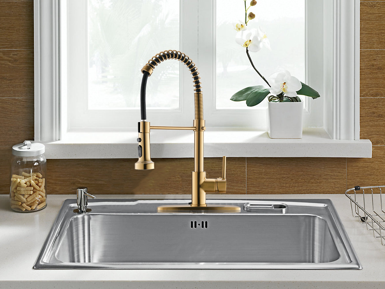 Single Handle Pull Down Sprayer Kitchen Faucet with Deckplate in Brushed Gold — image 1