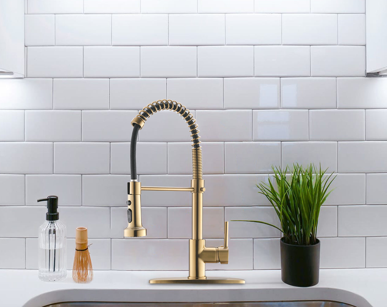 Single Handle Pull Down Sprayer Kitchen Faucet with Deckplate in Brushed Gold — thumbnail 2