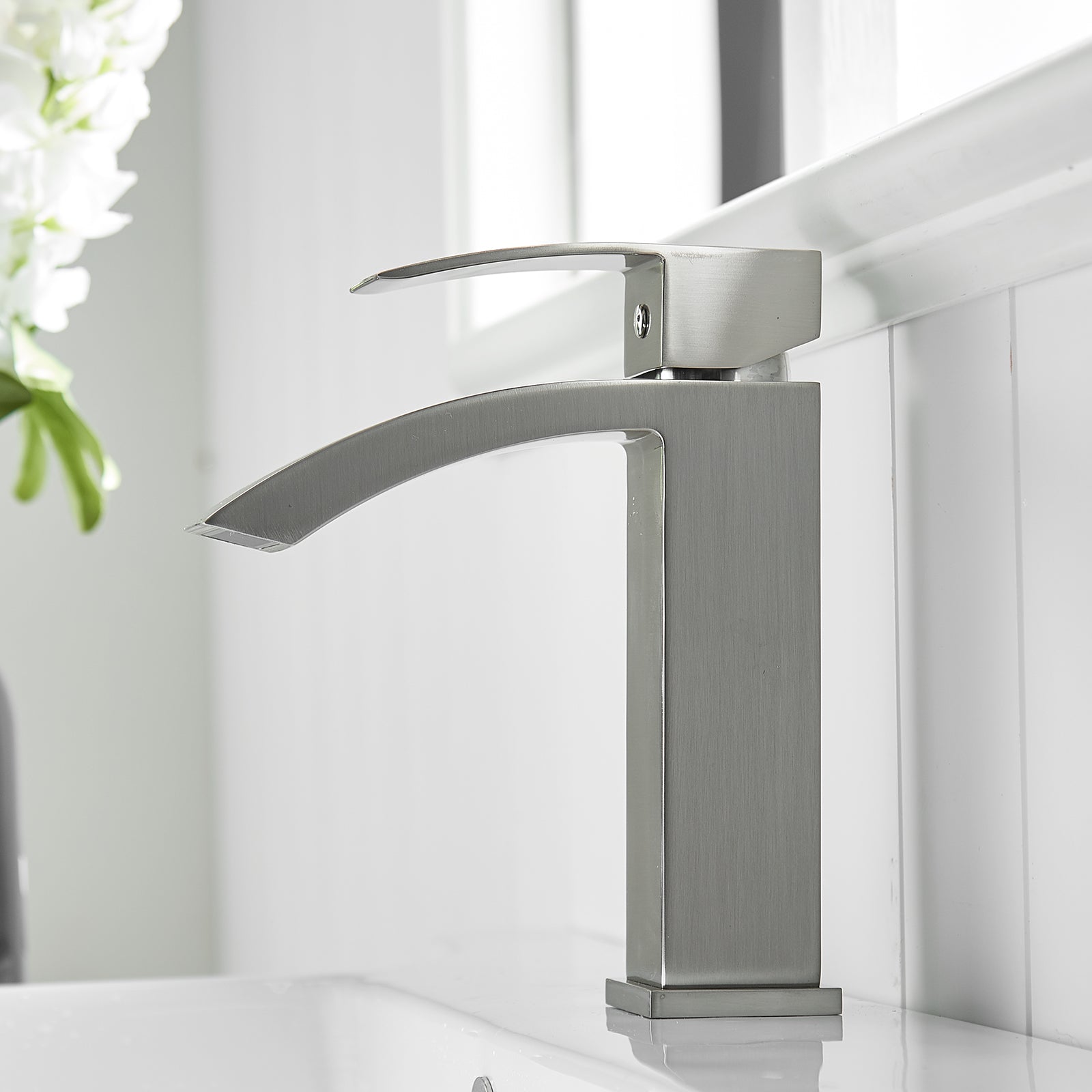 Single Handle Single Hole Bathroom Faucet — image 1