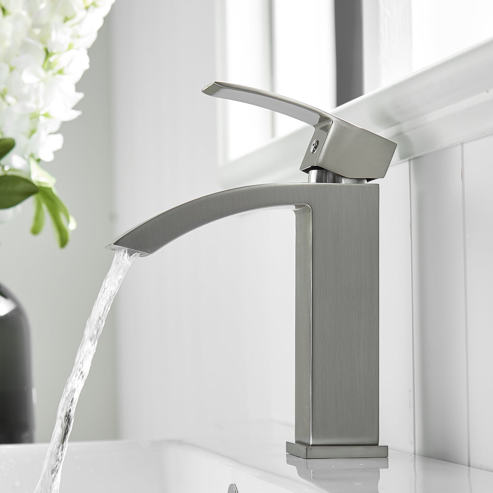 Single Handle Single Hole Bathroom Faucet — thumbnail 3