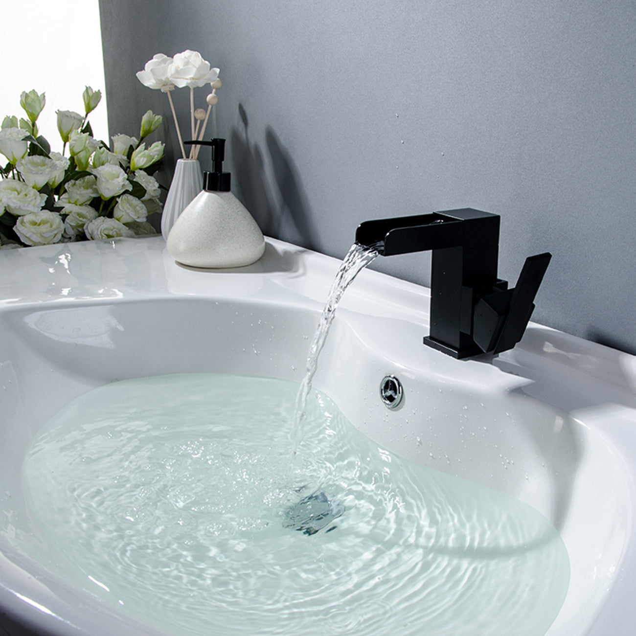 Modern Single Handle Single Hole Bathroom Faucet in Matte Black — thumbnail 3